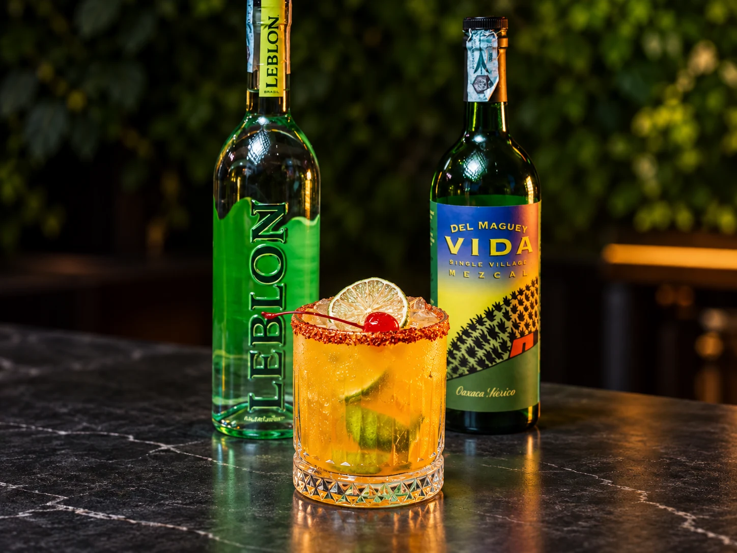 Cocktail con lime e ciliegia, elaborazione AI dalla foto di Ardito's