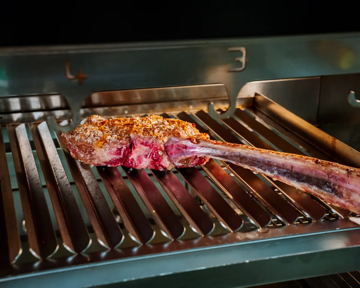 Tomahawk in cottura sulla griglia di Ardito’s
